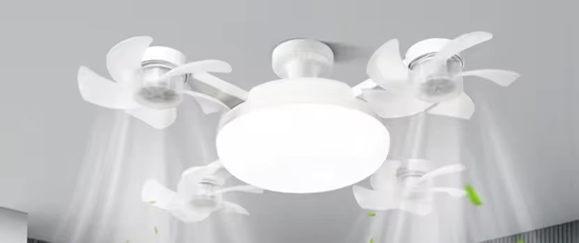 Les hélices en rotation diffusant l’air dans une chambre